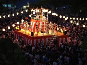 みなとみらい地区を代表する夏の納涼イベント『第16回 みなとみらい大盆踊り』 を、2025年8月29日 (金)・30日 (土)に、臨港パークにて開催します。 横浜港を臨む抜群のロケーションを目の前にした、 昔ながらの納涼夏祭り。 地元横浜の音頭をはじめ、おなじみの盆踊りをお楽しみいただけます。 今年は、プラザ広場に「フードコート」を新設！ キッチンカーがずらりと並ぶほか、踊りの合間にほっと一息つける休憩コーナーが設置されます。 (注：スポーツパークの実施はありません) 心地よい潮風に吹かれながら踊る、 みなとみらい21地区の夏の風物詩 『みなとみらい大盆踊り』に是非ご来場ください。