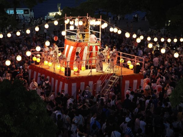 みなとみらい地区を代表する夏の納涼イベント『第16回 みなとみらい大盆踊り』 を、2025年8月29日 (金)・30日 (土)に、臨港パークにて開催します。 横浜港を臨む抜群のロケーションを目の前にした、 昔ながらの納涼夏祭り。 地元横浜の音頭をはじめ、おなじみの盆踊りをお楽しみいただけます。 今年は、プラザ広場に「フードコート」を新設！ キッチンカーがずらりと並ぶほか、踊りの合間にほっと一息つける休憩コーナーが設置されます。 (注：スポーツパークの実施はありません) 心地よい潮風に吹かれながら踊る、 みなとみらい21地区の夏の風物詩 『みなとみらい大盆踊り』に是非ご来場ください。