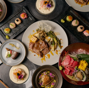 【横浜駅直結】モダン和食×スタイリッシュ空間！創作蕎麦と創作手巻き、おばんざいのランチも♪ ◆オシャレでモダンなコース料理 拘りのコースは4500円〜◎飲み放題付きもございます。 ◆AMANEの御膳を楽しむランチ 創作蕎麦や手巻き寿司、おばんざいを楽しむ。ランチコースも♪ ◆日本酒ソムリエ厳選地酒 ペアリングや風味など日本酒ソムリエがご提案致します。 ◆特製メッセージプレートをご用意 誕生日や記念日のお祝いはお任せ下さい！ ◆完全個室 オシャレな個室は2~16名様までご利用可能 デートや記念日、ご会食にも モダンジャパニーズアマネ　横浜フロント　感想口コミレビュー