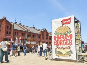 「ハンバーガーフェス2025 in 横浜赤レンガ」 9/13(土)～15(月•祝)開催 外食・フードサービス アメリカンカルチャー誌『Lightning』で、誌面の特集や別冊ムックとして、常に高い注目を集めるコンテンツである“ハンバーガー”。この度、横浜赤レンガ倉庫にて4回目となる『ハンバーガーフェス』を、2025年9月13日(土)～15日(月•祝)の3日間にて開催いたします。 アメリカンカルチャー誌『Lightning』で、誌面の特集や別冊ムックとして、常に高い注目を集めるコンテンツである“ハンバーガー”。 この度、横浜赤レンガ倉庫にて4回目となる『ハンバーガーフェス』を、2025年9月13日(土)～15日(月•祝)の3日間にて開催いたします。 本イベントは、Lightningがこれまで取材してきた人気店によるフードトラック出店や、巷で行列ができるバーガー専門のフードトラックなどの出店も予定されており、日本最大規模のフードトラックイベントとなります。 また、アメカジ、ジープ、ハーレーダビッドソン、コカ・コーラ、ジャックダニエルなど、アメリカンカルチャーを代表するブランドも続々と出展が決定しています！ ぜひ、アメリカンカルチャーに包まれた週末をお楽しみください。 公式サイト >>> https://hamburger-fes.com/ 公式Instagram >>>@hamburger_fes 公式X >>> @HamburgerFesLNG 公式facebook >>>https://www.facebook.com/hamburgerfes/ ■主催：株式会社ヘリテージ