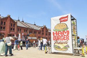 「ハンバーガーフェス2025 in 横浜赤レンガ」 9/13(土)～15(月•祝)開催 外食・フードサービス アメリカンカルチャー誌『Lightning』で、誌面の特集や別冊ムックとして、常に高い注目を集めるコンテンツである“ハンバーガー”。この度、横浜赤レンガ倉庫にて4回目となる『ハンバーガーフェス』を、2025年9月13日(土)～15日(月•祝)の3日間にて開催いたします。 アメリカンカルチャー誌『Lightning』で、誌面の特集や別冊ムックとして、常に高い注目を集めるコンテンツである“ハンバーガー”。 この度、横浜赤レンガ倉庫にて4回目となる『ハンバーガーフェス』を、2025年9月13日(土)～15日(月•祝)の3日間にて開催いたします。 本イベントは、Lightningがこれまで取材してきた人気店によるフードトラック出店や、巷で行列ができるバーガー専門のフードトラックなどの出店も予定されており、日本最大規模のフードトラックイベントとなります。 また、アメカジ、ジープ、ハーレーダビッドソン、コカ・コーラ、ジャックダニエルなど、アメリカンカルチャーを代表するブランドも続々と出展が決定しています！ ぜひ、アメリカンカルチャーに包まれた週末をお楽しみください。 公式サイト >>> https://hamburger-fes.com/ 公式Instagram >>>@hamburger_fes 公式X >>> @HamburgerFesLNG 公式facebook >>>https://www.facebook.com/hamburgerfes/ ■主催：株式会社ヘリテージ