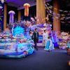 【リゾナーレ熱海】色鮮やかなサンゴや海藻など、まるで海の中のような幻想的な空間を楽しむ「海のいきものハロウィン」開催 ～相模湾に生息する金目鯛をイメージした魔女と、魔女の家が新たに登場！～ 星野リゾート 2025年7月3日 11時00分 5 幻想的な空間を楽しむ「海のいきものハロウィン」 空と海と森が彩る空間で、心弾む滞在が叶うリゾートホテル「リゾナーレ熱海」では、2025年10月1日～31日の期間、海の中のような幻想的な空間を楽しむ「海のいきものハロウィン」を開催します。5回目の開催となる今年は、相模湾に生息する金目鯛をイメージした魔女と、魔女の家が新たに登場。魔女から本イベント限定のお菓子をもらったり、海にちなんだ20種類の仮装を身にまとって写真撮影を楽しんだり、海の世界に入り込んだ気分を味わうハロウィンイベントです。 海のいきものハロウィンの特徴 1　海藻が生い茂る岩礁をモチーフにした「魔女の家」 が新登場【New】 海藻が生い茂る岩礁をモチーフにした「魔女の家」 リゾナーレ熱海から一望できる相模湾は、沖合を流れる黒潮の影響や水深が深いことから、多様な生物が生息しています（＊1）。この恵まれた立地を活かし、本イベントでは、相模湾を表現した吹き抜け空間 「アクティビティラウンジ」 を、海のいきものをテーマに演出。色鮮やかなサンゴや海藻に彩られた海中のような世界が広がります。さらに今回は、海藻が生い茂る岩礁（＊2）をモチーフにした「魔女の家」 が登場。訪れるだけで、海の中でハロウィンを楽しんでいるような気分に浸ることができます。 ＊1　神奈川県ホームページ　 ＊2　岩礁（がんしょう）：水中に隠れている大きな岩のこと。 2　魔女の家にトリック・オア・トリート！【New】 金目鯛をイメージした魔女にトリック・オア・トリート！ 本イベント限定のアイシングクッキーとドリンク 今年は新たに相模湾に生息する金目鯛をイメージした魔女が登場。ハロウィンの合言葉「トリック・オア・トリート！」を伝えると、海のいきものをイメージした本イベント限定のアイシングクッキーがもらえます。さらに、海の深さによって色が変わる様子を表現した、スパークリングワインとノンアルコールカクテルを用意。魔女との記念撮影を楽しみながら、大人も子どもも特別なハロウィンの思い出を作ることができます。 3　海藻や魚をモチーフにした20種の仮装アイテム 大人も子どもも楽しめる仮装 ハロウィンをより楽しめるよう、海にちなんだ仮装アイテムを揃えます。仮装アイテムは、クラゲやクマノミ、海藻などの海のいきものに加え、マーメイドや波をモチーフにしたドレスやマントなど20種類です。海藻や波をモチーフにした仮装アイテムを着て歩くと、海の中で揺らめく海藻や、躍動感のある波になった気分を味わえます。お気に入りの仮装を選んで写真を撮れば、ハロウィンの楽しさがさらに広がります。 「海のいきものハロウィン」概要 期間：2025年10月1日～31日 料金：入場無料 時間：8:30～20:00（クッキーとドリンクの提供時間：18:30～19:30） 場所：アクティビティラウンジ 対象：宿泊者 リゾナーレ熱海 相模湾を表現した吹き抜け空間 「アクティビティラウンジ」 相模湾を一望できる高台に建ち、空と海と森が彩る絶景と花火を独り占めする全室オーシャンビューのリゾートホテル。Books&Cafeや敷地内の森、豊富なアクティビティを通して驚きのある体験を提供します。 所在地　 ：〒413-0016 静岡県熱海市水口町2-13-1 電話 　　：050-3134-8093（リゾナーレ予約センター） 客室数 　：81室（部屋タイプ：11タイプ） 料金　　 ：1泊24,000円〜（2名1室利用時1名あたり、税・サービス料込、朝食付） アクセス ：【車】東名高速道路厚木I.C.より車で約70分 　　　　　【電車】JR東海道線 熱海駅から送迎バスで約20分 URL 　　 ：https://hoshinoresorts.com/ja/hotels/risonareatami/