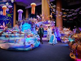 【リゾナーレ熱海】色鮮やかなサンゴや海藻など、まるで海の中のような幻想的な空間を楽しむ「海のいきものハロウィン」開催 ～相模湾に生息する金目鯛をイメージした魔女と、魔女の家が新たに登場！～ 星野リゾート 2025年7月3日 11時00分 5 幻想的な空間を楽しむ「海のいきものハロウィン」 空と海と森が彩る空間で、心弾む滞在が叶うリゾートホテル「リゾナーレ熱海」では、2025年10月1日～31日の期間、海の中のような幻想的な空間を楽しむ「海のいきものハロウィン」を開催します。5回目の開催となる今年は、相模湾に生息する金目鯛をイメージした魔女と、魔女の家が新たに登場。魔女から本イベント限定のお菓子をもらったり、海にちなんだ20種類の仮装を身にまとって写真撮影を楽しんだり、海の世界に入り込んだ気分を味わうハロウィンイベントです。 海のいきものハロウィンの特徴 1　海藻が生い茂る岩礁をモチーフにした「魔女の家」 が新登場【New】 海藻が生い茂る岩礁をモチーフにした「魔女の家」 リゾナーレ熱海から一望できる相模湾は、沖合を流れる黒潮の影響や水深が深いことから、多様な生物が生息しています（＊1）。この恵まれた立地を活かし、本イベントでは、相模湾を表現した吹き抜け空間 「アクティビティラウンジ」 を、海のいきものをテーマに演出。色鮮やかなサンゴや海藻に彩られた海中のような世界が広がります。さらに今回は、海藻が生い茂る岩礁（＊2）をモチーフにした「魔女の家」 が登場。訪れるだけで、海の中でハロウィンを楽しんでいるような気分に浸ることができます。 ＊1　神奈川県ホームページ　 ＊2　岩礁（がんしょう）：水中に隠れている大きな岩のこと。 2　魔女の家にトリック・オア・トリート！【New】 金目鯛をイメージした魔女にトリック・オア・トリート！ 本イベント限定のアイシングクッキーとドリンク 今年は新たに相模湾に生息する金目鯛をイメージした魔女が登場。ハロウィンの合言葉「トリック・オア・トリート！」を伝えると、海のいきものをイメージした本イベント限定のアイシングクッキーがもらえます。さらに、海の深さによって色が変わる様子を表現した、スパークリングワインとノンアルコールカクテルを用意。魔女との記念撮影を楽しみながら、大人も子どもも特別なハロウィンの思い出を作ることができます。 3　海藻や魚をモチーフにした20種の仮装アイテム 大人も子どもも楽しめる仮装 ハロウィンをより楽しめるよう、海にちなんだ仮装アイテムを揃えます。仮装アイテムは、クラゲやクマノミ、海藻などの海のいきものに加え、マーメイドや波をモチーフにしたドレスやマントなど20種類です。海藻や波をモチーフにした仮装アイテムを着て歩くと、海の中で揺らめく海藻や、躍動感のある波になった気分を味わえます。お気に入りの仮装を選んで写真を撮れば、ハロウィンの楽しさがさらに広がります。 「海のいきものハロウィン」概要 期間：2025年10月1日～31日 料金：入場無料 時間：8:30～20:00（クッキーとドリンクの提供時間：18:30～19:30） 場所：アクティビティラウンジ 対象：宿泊者 リゾナーレ熱海 相模湾を表現した吹き抜け空間 「アクティビティラウンジ」 相模湾を一望できる高台に建ち、空と海と森が彩る絶景と花火を独り占めする全室オーシャンビューのリゾートホテル。Books&Cafeや敷地内の森、豊富なアクティビティを通して驚きのある体験を提供します。 所在地　 ：〒413-0016 静岡県熱海市水口町2-13-1 電話 　　：050-3134-8093（リゾナーレ予約センター） 客室数 　：81室（部屋タイプ：11タイプ） 料金　　 ：1泊24,000円〜（2名1室利用時1名あたり、税・サービス料込、朝食付） アクセス ：【車】東名高速道路厚木I.C.より車で約70分 　　　　　【電車】JR東海道線 熱海駅から送迎バスで約20分 URL 　　 ：https://hoshinoresorts.com/ja/hotels/risonareatami/
