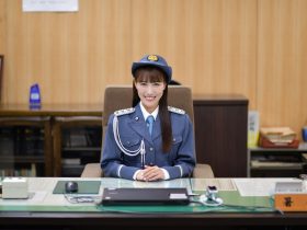 ももいろクローバーZ高城れにさん、横須賀警察署一日署長に就任 「ながら見守りで安全・安心」をよびかけ 神奈川県 2025年10月10日 16時50分 8 　神奈川県と神奈川県警察では、神奈川県犯罪のない安全・安心まちづくり条例において、10月11日から20日までを「安全・安心まちづくり旬間」と定めています。10月10日（金曜日）、防犯活動の活性化と防犯意識の向上を目的にコースカベイサイドストアーズ（横須賀市）にて旬間出陣式を開催し、人気アイドルグループももいろクローバーZの高城れにさんに横須賀警察署の一日警察署長を委嘱しました。 　式典では、横須賀警察署長から高城れにさんに委嘱状とタスキが授与され、高城署長は「安全・安心まちづくり宣言」を力強く宣言。 「ウォーキング」や「犬の散歩」などの日常生活の中であいさつや声を掛け合う「ながら見守り」の重要性を呼びかけ、会場の参加者とともに防犯意識の向上を図りました。　 　さらに、会場では「高城れに署長に聞きたい！！」と題したトークショーも実施。事前にくらし安全交通課Xに寄せられた質問に、高城署長がサイコロで質問を選び答えました。 　イベントの締めくくりには、防犯グッズとして配布された紫色の反射材リストバンドを参加者が腕に巻き高城署長の掛け声に合わせて「ながら見守りで安全に過ごそうZ！」と唱和し、会場全体が一体感に包まれました。
