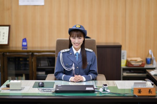 ももいろクローバーZ高城れにさん、横須賀警察署一日署長に就任 「ながら見守りで安全・安心」をよびかけ 神奈川県 2025年10月10日 16時50分 8 　神奈川県と神奈川県警察では、神奈川県犯罪のない安全・安心まちづくり条例において、10月11日から20日までを「安全・安心まちづくり旬間」と定めています。10月10日（金曜日）、防犯活動の活性化と防犯意識の向上を目的にコースカベイサイドストアーズ（横須賀市）にて旬間出陣式を開催し、人気アイドルグループももいろクローバーZの高城れにさんに横須賀警察署の一日警察署長を委嘱しました。 　式典では、横須賀警察署長から高城れにさんに委嘱状とタスキが授与され、高城署長は「安全・安心まちづくり宣言」を力強く宣言。 「ウォーキング」や「犬の散歩」などの日常生活の中であいさつや声を掛け合う「ながら見守り」の重要性を呼びかけ、会場の参加者とともに防犯意識の向上を図りました。　 　さらに、会場では「高城れに署長に聞きたい！！」と題したトークショーも実施。事前にくらし安全交通課Xに寄せられた質問に、高城署長がサイコロで質問を選び答えました。 　イベントの締めくくりには、防犯グッズとして配布された紫色の反射材リストバンドを参加者が腕に巻き高城署長の掛け声に合わせて「ながら見守りで安全に過ごそうZ！」と唱和し、会場全体が一体感に包まれました。