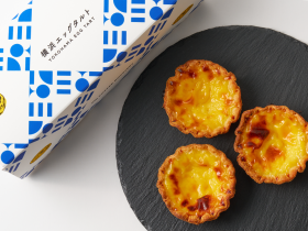 【UNI COFFEE ROASTERY】横浜発のご褒美スイーツ!“パリとろ食感”の「横浜エッグタルト」が新登場 〜コーヒーのおともにもぴったりな“ご褒美スイーツ” 2025年10月23日(木)より販売開始〜 株式会社GRACE 2025年10月21日 11時30分 10 株式会社GRACE(本社:神奈川県横浜市、代表取締役:沢村 優太)が展開するカフェ『UNI COFFEE ROASTERY』は、新商品「横浜エッグタルト」を、2025年10月23日(木)より販売いたします。