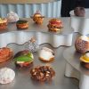 横浜地区初出店【I'm donut？】と【dacō】10/17（金）同時オープン ライブ感あふれるキッチンと開放的な空間で展開する、過去最大規模の新店舗 株式会社ｐｅａｃｅ　ｐｕｔ 2025年10月15日 16時00分 10 福岡発祥のベーカリー「AMAM DACOTAN（アマムダコタン）」などを展開する株式会社peace put（本社：福岡市/代表取締役：平子良太）は、生ドーナツ専門店「I’m donut ?（アイムドーナツ？）」とベーカリーカフェ「dacō（ダコー）」を2025年10月17日（金）に横浜・みなとみらいに同時オープンいたします。