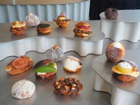 横浜地区初出店【I'm donut？】と【dacō】10/17（金）同時オープン ライブ感あふれるキッチンと開放的な空間で展開する、過去最大規模の新店舗 株式会社ｐｅａｃｅ　ｐｕｔ 2025年10月15日 16時00分 10 福岡発祥のベーカリー「AMAM DACOTAN（アマムダコタン）」などを展開する株式会社peace put（本社：福岡市/代表取締役：平子良太）は、生ドーナツ専門店「I’m donut ?（アイムドーナツ？）」とベーカリーカフェ「dacō（ダコー）」を2025年10月17日（金）に横浜・みなとみらいに同時オープンいたします。