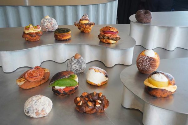 横浜地区初出店【I'm donut？】と【dacō】10/17（金）同時オープン ライブ感あふれるキッチンと開放的な空間で展開する、過去最大規模の新店舗 株式会社ｐｅａｃｅ　ｐｕｔ 2025年10月15日 16時00分 10 福岡発祥のベーカリー「AMAM DACOTAN（アマムダコタン）」などを展開する株式会社peace put（本社：福岡市/代表取締役：平子良太）は、生ドーナツ専門店「I’m donut ?（アイムドーナツ？）」とベーカリーカフェ「dacō（ダコー）」を2025年10月17日（金）に横浜・みなとみらいに同時オープンいたします。