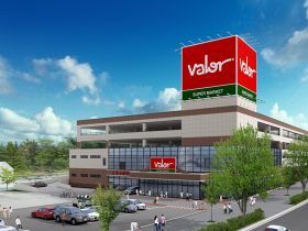 関東初進出!スーパーマーケットバロー横浜下永谷店が11月21日オープン致します! 東海エリアから神奈川県へ初出店!! 株式会社バローホールディングス 2025年11月7日 17時00分 3 株式会社バローホールディングス(本社:岐阜県多治見市、代表取締役会長:田代正美)は、この度、これまで培ってきた「デスティネーション・ストア」を基盤に、関東地方への本格的な市場参入を発表いたします。これまでも関東ではグループ会社の生鮮市場てらお、公正屋、ペットショップなどを関東で展開しておりましたが、スーパーマーケットバローの第一号店として、2025年11月21日に、神奈川県横浜市に「スーパーマーケットバロー横浜下永谷店」を開店予定であり、以降も積極的な出店を進めてまいります。 関東進出の背景と目的: スーパーマーケットバローは、東海・北陸・関西地方を中心にスーパーマーケット事業を展開し、地域の皆様に愛される店舗づくりを進めてまいりました。この度、さらなる成長戦略の一環として、巨大な消費市場である関東地方への進出を決断いたしました。単なる店舗展開に留まらず、関東の豊かな食文化と多様なニーズに応えるべく、これまでのノウハウを活かしつつ、新たな挑戦をいたします。 バローのおすすめの商品や特徴