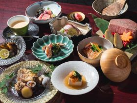 横浜市中区に【旬の日本料理×上質ワイン】珠玉のペアリングをご提供「美食S」グランドオープン 2025年11月21日(金) 高級日本料理店「美食S」がオープンいたします。【和食×ワイン】ソムリエのオーナーと京都で修行を積んだ料理長がこだわり抜いた料理を堪能いただけます。 株式会社ヴェレイゾン 2025年11月13日 13時00分 13 関内駅の9番出口から徒歩約1分とアクセスの良い駅近に株式会社ヴェレイゾンが運営する「美食S」がプレオープンを終えてグランドオープン。特別な会食や接待、大人デートや記念日に最適な空間とお料理をご堪能いただけます。 【新店舗情報】 店舗名 :美食S 住所 : 〒231-0014神奈川県横浜市中区常盤町5丁目72-1GM横浜馬車道ビル5階 電話番号 :090-1060-1536 予約する 食べることを通じて「余白」を感じ、自分の感性やセンスを見つけに行ける料理店 横浜関内の日本料理店「美食S」では、料理長・佐々塚雅也が繊細に仕立てる渾身の一皿と、オーナー・佐藤宏憲が厳選したワインが織りなす、五感で味わう至福の時間をご提供します。 「美食S」の料理は、日本の豊かな四季そのもの。 京都で10年の修行を積んだ料理長・佐々塚雅也が、伝統的な京料理を礎に、その感性で新たな一皿を創り出します。 毎月刷新されるコースは、京野菜をふんだんに使用し、ご来店の度に新たな発見と感動をお約束します。料理長の圧倒されるほどの繊細さ・所作・エネルギーを目の前で体感してください。