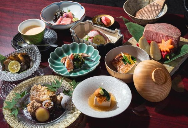 横浜市中区に【旬の日本料理×上質ワイン】珠玉のペアリングをご提供「美食S」グランドオープン 2025年11月21日(金) 高級日本料理店「美食S」がオープンいたします。【和食×ワイン】ソムリエのオーナーと京都で修行を積んだ料理長がこだわり抜いた料理を堪能いただけます。 株式会社ヴェレイゾン 2025年11月13日 13時00分 13 関内駅の9番出口から徒歩約1分とアクセスの良い駅近に株式会社ヴェレイゾンが運営する「美食S」がプレオープンを終えてグランドオープン。特別な会食や接待、大人デートや記念日に最適な空間とお料理をご堪能いただけます。 【新店舗情報】 店舗名 :美食S 住所 : 〒231-0014神奈川県横浜市中区常盤町5丁目72-1GM横浜馬車道ビル5階 電話番号 :090-1060-1536 予約する 食べることを通じて「余白」を感じ、自分の感性やセンスを見つけに行ける料理店 横浜関内の日本料理店「美食S」では、料理長・佐々塚雅也が繊細に仕立てる渾身の一皿と、オーナー・佐藤宏憲が厳選したワインが織りなす、五感で味わう至福の時間をご提供します。 「美食S」の料理は、日本の豊かな四季そのもの。 京都で10年の修行を積んだ料理長・佐々塚雅也が、伝統的な京料理を礎に、その感性で新たな一皿を創り出します。 毎月刷新されるコースは、京野菜をふんだんに使用し、ご来店の度に新たな発見と感動をお約束します。料理長の圧倒されるほどの繊細さ・所作・エネルギーを目の前で体感してください。