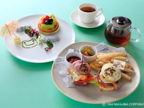 ローズホテル横浜 × かえるのピクルス コラボレーション 特別メニューや宿泊プランを販売 重慶飯店 / ローズホテル横浜 2025年11月14日 14時20分 1 ローズホテル横浜（横浜市中区山下町77番地 / 総支配人 渡部 一樹）では、2025年11月1日(土)から12月25日(木)までの期間、1階 ブラスリー ミリーラ・フォーレにて「かえるのピクルス」コラボレーションメニューと、ローズホテル横浜にて宿泊プランを提供いたします。 ブラスリー ミリーラ・フォーレでは今回初めてかえるのピクルスとのコラボレーションを行い、2種のメニューをご用意いたします。ピクルスの顔型焼印入りバンズのバーガー2種とスープ、そして特典の缶バッジが付いた『コラボバーガーセット』は、国産牛100%ビーフパティをえだまめフォカッチャで挟んだミニバーガーと、カシスやフランボワーズのピューレを練り込んだパンで白身魚フライを挟んだミニバーガーの2種をご用意。また特典のコースター付き『コラボケーキセット』は、ホテルパティシエが作るショートケーキやモンブランなど7種からお選びいただけるケーキを、日本庭園をイメージした和テイストのプレートでご提供いたします。 宿泊プランは、今回で3回目のコラボレーションとなります。ブラウンを基調としたシックなインテリアとブルー系のフロア、ワンランク上のシックな空間を演出するスーペリアツインルームにて、お部屋のいたるところからかえるのピクルスが皆様をお迎えします。特典には、ローズホテル横浜限定デザインのミニハンカチタオルやコースター、ウェルカムシートをご用意いたします。 ローズホテル横浜がお届けする、かえるのピクルスコラボレーションメニューと宿泊プランで、特別なひとときをお過ごしください。