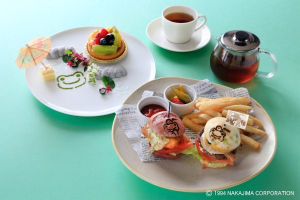 ローズホテル横浜 × かえるのピクルス コラボレーション 特別メニューや宿泊プランを販売 重慶飯店 / ローズホテル横浜 2025年11月14日 14時20分 1 ローズホテル横浜（横浜市中区山下町77番地 / 総支配人 渡部 一樹）では、2025年11月1日(土)から12月25日(木)までの期間、1階 ブラスリー ミリーラ・フォーレにて「かえるのピクルス」コラボレーションメニューと、ローズホテル横浜にて宿泊プランを提供いたします。 ブラスリー ミリーラ・フォーレでは今回初めてかえるのピクルスとのコラボレーションを行い、2種のメニューをご用意いたします。ピクルスの顔型焼印入りバンズのバーガー2種とスープ、そして特典の缶バッジが付いた『コラボバーガーセット』は、国産牛100%ビーフパティをえだまめフォカッチャで挟んだミニバーガーと、カシスやフランボワーズのピューレを練り込んだパンで白身魚フライを挟んだミニバーガーの2種をご用意。また特典のコースター付き『コラボケーキセット』は、ホテルパティシエが作るショートケーキやモンブランなど7種からお選びいただけるケーキを、日本庭園をイメージした和テイストのプレートでご提供いたします。 宿泊プランは、今回で3回目のコラボレーションとなります。ブラウンを基調としたシックなインテリアとブルー系のフロア、ワンランク上のシックな空間を演出するスーペリアツインルームにて、お部屋のいたるところからかえるのピクルスが皆様をお迎えします。特典には、ローズホテル横浜限定デザインのミニハンカチタオルやコースター、ウェルカムシートをご用意いたします。 ローズホテル横浜がお届けする、かえるのピクルスコラボレーションメニューと宿泊プランで、特別なひとときをお過ごしください。