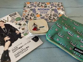 MOOMIN [ムーミン] 豪華3点セット サイズ（約） 収納ケース：縦22×横22×マチ6.5cm バニティポーチ：縦10×横10×高さ4.5cm カレンダー：縦42×横29.7cm（開いた状態） (C)Moomin Characters™