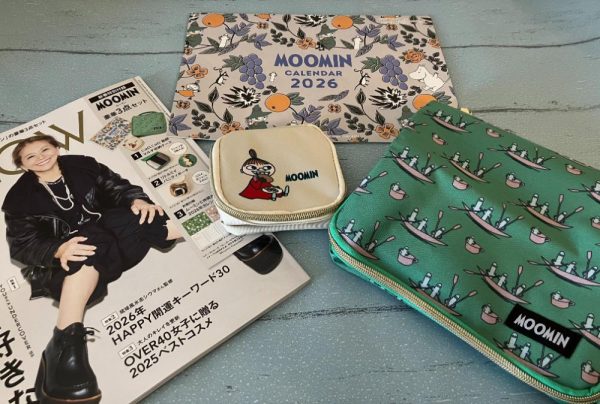 MOOMIN [ムーミン] 豪華3点セット サイズ（約） 収納ケース：縦22×横22×マチ6.5cm バニティポーチ：縦10×横10×高さ4.5cm カレンダー：縦42×横29.7cm（開いた状態） (C)Moomin Characters™