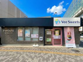 プラントベーススイーツ専門店 Vee Sweets のフランチャイズ1号店「Vee Sweets NOBORITO」、 12月5日登戸にオープン 12/5からグランドオープン!公式LINEクーポン特典で先着100名のドーナツプレゼントも 株式会社TORIKAI CAFE 2025年12月1日 13時05分 7 株式会社TORIKAI CAFE(本社:福岡県福岡市、代表取締役:島原 創)は、プラントベーススイーツ専門ブランド「Vee Sweets」のフランチャイズ1号店となる 「Vee Sweets NOBORITO」 が、2025年12月5日(金)、神奈川県川崎市・登戸にグランドオープンすることをお知らせいたします。 本リリースでは、店舗の特徴、限定特典、メニュー情報などをお知らせいたします。