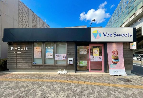 プラントベーススイーツ専門店 Vee Sweets のフランチャイズ1号店「Vee Sweets NOBORITO」、 12月5日登戸にオープン 12/5からグランドオープン！公式LINEクーポン特典で先着100名のドーナツプレゼントも 株式会社TORIKAI CAFE 2025年12月1日 13時05分 7 株式会社TORIKAI CAFE（本社：福岡県福岡市、代表取締役：島原 創）は、プラントベーススイーツ専門ブランド「Vee Sweets」のフランチャイズ1号店となる 「Vee Sweets NOBORITO」 が、2025年12月5日（金）、神奈川県川崎市・登戸にグランドオープンすることをお知らせいたします。 本リリースでは、店舗の特徴、限定特典、メニュー情報などをお知らせいたします。