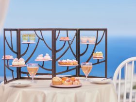 【リゾナーレ熱海】絶景を望む特等席で、春の訪れを楽しむ「梅ひらくアフタヌーンティー」開催 ~早咲きから遅咲きまで、開花する梅の移ろいをテーマにしたアフタヌーンティー~ 星野リゾート 2025年11月21日 11時00分 22件のいいね!がされています 特等席で春の訪れを感じる「梅ひらくアフタヌーンティー」 空と海と森が彩る空間で、心弾む滞在が叶うリゾートホテル「リゾナーレ熱海」では、2026年1月6日~3月31日の期間、絶景を望む特等席で、春の訪れを楽しむ「梅ひらくアフタヌーンティー」を開催します。ホテル最上階のテラスに設えられた特等席で熱海の街並みと海を望みながら、早咲きから遅咲きの梅をテーマにしたアフタヌーンティーを心ゆくまで楽しめます。また、アフタヌーンティーを彩るオリジナルモクテルも提供。目と舌で、梅の移ろいと少し早い春の訪れを感じることができるプログラムです。