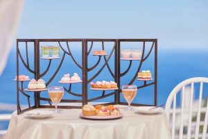 【リゾナーレ熱海】絶景を望む特等席で、春の訪れを楽しむ「梅ひらくアフタヌーンティー」開催 ~早咲きから遅咲きまで、開花する梅の移ろいをテーマにしたアフタヌーンティー~ 星野リゾート 2025年11月21日 11時00分 22件のいいね!がされています 特等席で春の訪れを感じる「梅ひらくアフタヌーンティー」 空と海と森が彩る空間で、心弾む滞在が叶うリゾートホテル「リゾナーレ熱海」では、2026年1月6日~3月31日の期間、絶景を望む特等席で、春の訪れを楽しむ「梅ひらくアフタヌーンティー」を開催します。ホテル最上階のテラスに設えられた特等席で熱海の街並みと海を望みながら、早咲きから遅咲きの梅をテーマにしたアフタヌーンティーを心ゆくまで楽しめます。また、アフタヌーンティーを彩るオリジナルモクテルも提供。目と舌で、梅の移ろいと少し早い春の訪れを感じることができるプログラムです。