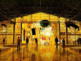 イマーシブ・ミュージアム「THE MOVEUM YOKOHAMA by TOYOTA GROUP」にてプロジェクター採用 エプソン販売株式会社 2025年12月18日 15時10分 88件のいいね!がされています エプソン販売株式会社は、2025年12月20日から開催される「THE MOVEUM YOKOHAMA by TOYOTA GROUP」(以下、ザ・ムービアム ヨコハマ)に、エプソンのプロジェクターが採用されました。 THE MOVEUM YOKOHAMA by TOYOTA GROUP ウィーン世紀末芸術:美の黄金時代 近年、来場者が作品の中に入り込むような「イマーシブ(没入)体験」を提供する施設が増え、空間演出市場への注目度が高まっています。エプソンの高輝度プロジェクターは、高輝度・高解像度の技術力を活かし、イマーシブで美しい映像演出を提供しています。さらに、安定した映像品質をご提供するための厳しい環境下での試験を実施するとともに、導入後も安心してご使用いただけるようサポート体制を充実させています。