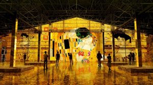 イマーシブ・ミュージアム「THE MOVEUM YOKOHAMA by TOYOTA GROUP」にてプロジェクター採用 エプソン販売株式会社 2025年12月18日 15時10分 88件のいいね!がされています エプソン販売株式会社は、2025年12月20日から開催される「THE MOVEUM YOKOHAMA by TOYOTA GROUP」(以下、ザ・ムービアム ヨコハマ)に、エプソンのプロジェクターが採用されました。 THE MOVEUM YOKOHAMA by TOYOTA GROUP ウィーン世紀末芸術:美の黄金時代 近年、来場者が作品の中に入り込むような「イマーシブ(没入)体験」を提供する施設が増え、空間演出市場への注目度が高まっています。エプソンの高輝度プロジェクターは、高輝度・高解像度の技術力を活かし、イマーシブで美しい映像演出を提供しています。さらに、安定した映像品質をご提供するための厳しい環境下での試験を実施するとともに、導入後も安心してご使用いただけるようサポート体制を充実させています。