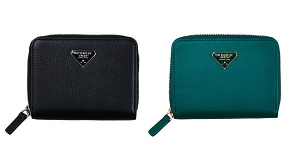 【シリーズ累計39万部突破】宝島社の「やみつきサイフ」シリーズに高級本革イタリアンレザー使用のプレミアム版が登場！ 12/25発売 定番のブラックと金運アップに効果的なグリーン 株式会社　宝島社 2025年12月23日 12時00分 11件のいいね！がされています 一度使うと“やみつき”になるシンプルなミニ財布『THE SCAPE OF GREEN やみつきサイフ』から、高級本革イタリアンレザーを使用したプレミアム版2種を2025年12月25日（木）に発売します。本発売をもって「やみつきサイフ」シリーズは累計39万部を突破しました。