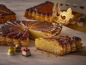 新年の幸運を呼ぶフランス菓子 ペストリーシェフ佐藤 浩一就任後 初の「ガレットデロワ」が登場 ユニークなスクエア型&スイーツモチーフ全10種からランダム1種のフェーヴ付き 2026年1月1日(木)より ペストリーショップ「ドーレ」にて販売開始 横浜ベイシェラトン ホテル&タワーズ 2025年12月5日 14時03分 2 新たな年のスタートに家族や友人と楽しめる スクエア型のガレットデロワ 横浜ベイシェラトン ホテル&タワーズでは、ペストリーショップ「ドーレ」(B1F)にて、フランス伝統の祝菓子「ガレットデロワ」を2026年1月1日(木)から1月31日(土)までの期間限定でご提供いたします。 “幸運を呼ぶお菓子”としてフランスの新年に欠かせない「ガレットデロワ」は、“王様の菓子”という名の通り、家族やご友人が集う特別なひとときを華やかに演出いたします。パイの中には“フェーヴ”と呼ばれる小さな陶製のチャームが一つだけ隠されており、当たった方には1年間の幸福が訪れると言い伝えられています。王冠をかぶり、皆で幸運を祝福するのもこの伝統的なお菓子の魅力です。 本年は、2025年8月に就任したペストリーシェフ 佐藤 浩一が手掛ける、“初”のガレットデロワをご用意しました。フランスにて長年研鑽を重ねた佐藤シェフは、あえて伝統的な丸型にこだわらずユニークな“スクエア型” にアレンジ。切り分けやすく、テーブルを華やかに彩るモダンなスタイルに仕立てています。バターをたっぷりと使用したサクサクと香ばしいパイ生地に、濃厚なカスタードを合わせた上品な甘さのアーモンドクリームを重ねた、豊かな風味が広がる逸品です。アーモンドのコクと贅沢な口当たりが調和し、シンプルでありながら奥行きのある味わいをお楽しみいただけます。また、本場の伝統を受け継ぎ、ケーキの中にはフェーヴに見立てたアーモンドをひと粒忍ばせています。陶製のフェーヴは安全面への配慮から別添えでご用意し、全10種類のスイーツモチーフの中からランダムで1種をお渡しいたします。コレクションとしても楽しい可愛らしいデザインで、新年の特別な思い出としてお持ち帰りいただけます。 新年の幕開けに、ご家族や親しい友人とのお集まりに、ペストリーショップ「ドーレ」の「ガレットデロワ」で心華やぐひとときをお過ごしください。