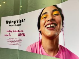 フライングタイガー　横浜ベイクォーターストア 2026年3月オープン予定！！ 新規オープン店舗で、ストアと一緒に成長しませんか?? 『 誰かの毎日を楽しく、ハッピーにしたいから 』 ストアに入っただけでワクワク楽しくなる。 いつ来ても新しいハッピーとサプライズがあふれている。 お客様にそんな体験をお届けできるのは、 働くスタッフ自身がブランドのファンで、商品を愛しているから。 そして売り場づくりを伸び伸び楽しめるカルチャーがあるから。 お客様だけでなく、スタッフも自然に笑顔になれるのが Flying Tiger Copenhagenという場所です。 横浜ベイクォーターストアで、私たちのチームの一員になりませんか。