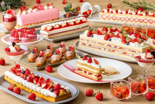 宝石のようにきらめく苺スイーツが勢ぞろい　新ペストリーシェフ佐藤が魅せる“断面美”ミルフィーユやフレジエが登場　ナイトスイーツブッフェ Sweets Parade ～ストロベリー～ 2026 年1月7日（水）よりラウンジ「シーウインド」にて開催　苺尽くしのアフタヌーンティーも 横浜ベイシェラトン ホテル＆タワーズ 2025年12月12日 14時00分 33件のいいね！がされています 真っ赤なストロベリーが宝石のようなスイーツの数々 横浜ベイシェラトン ホテル＆タワーズでは、ラウンジ「シーウインド」（2F）にて、毎年ご好評をいただいているSweets Parade～ストロベリー～を2026年1月7日（水）よりスタートいたします。 見た目にも華やかで、味わい豊かな苺の季節が今年も到来。新ペストリーシェフ 佐藤 浩一が手掛ける、旬の苺を主役にした多彩なストロベリースイーツを存分にお楽しみいただけます。王道の「苺のショートケーキ」は、北海道産生クリームを入れて焼き上げたこだわりのしっとりしたスポンジと、フレッシュな苺の甘みと酸味が絶妙に重なり合う逸品です。カスタードとバタークリームを合わせたクリームと、アーモンドプードル入りの風味豊かな生地に、苺の酸味が調和したフランス伝統のケーキ「フレジエ」は、苺の美しい断面が特徴。フォトジェニックな淡いピンクが目を引く「苺とピスタチオのムース」は、苺の爽やかな酸味とピスタチオの濃厚な香ばしさが優しく溶け合う一品。スペシャルアシェットデセールには、サクサクした食感のパイ生地と甘酸っぱさが人気の「苺のミルフィーユ」をご用意。繊細な美しい盛り付けも、心を華やかにします。さらにスイーツの合間にお楽しみいただけるライトミールも充実。じっくり煮込んだホテルメイドの「ビーフシチュー」やアツアツの「ドリア」など、多彩なメニューはスパークリングワインやサングリアとともに、上質な夜の時間を演出いたします。