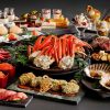 本ずわい蟹食べ放題と道産ブランド肉が集結　厚真町“米愛豚”＆北海道産黒毛和牛“e-びーふ”も登場　“戸井の本まぐろ”や札幌発祥“シメパフェ”も楽しめる、冬の豪華ブッフェ開催！ 北海道の冬の味覚が勢ぞろい！冬の北海道フェア ～十勝・道央～ オールデイダイニング「コンパス」にて2026年1月10日（土）スタート 横浜ベイシェラトン ホテル＆タワーズ 2025年12月19日 14時00分 44件のいいね！がされています 北海道の冬の味覚が勢ぞろい 横浜ベイシェラトン ホテル＆タワーズでは、オールデイダイニング「コンパス」（2F）にて、「冬の北海道フェア～十勝・道央～」を2026年1月10日（土）から4月10日（金）まで開催いたします。 本フェアでは、十勝地方と道央エリアに焦点を当て、北海道の豊かな食文化を存分に味わえる、多彩なメニューをご用意しました。新たな食材探求のため、シェフ當間が現地へ出向き、生産者の皆さまと直接触れ合いながら、食材の魅力を丁寧に確かめてまいりました。特にお客様から期待が高いコンパス人気メニューのお肉料理には、注目の北海道産黒毛和牛“e-びーふ”をご用意。100％国産飼料（うち90％以上が北海道産）で育ち、赤身の深い旨みと濃厚な味わいが際立ちます。素材の魅力を最大限に引き出す“タタキ”に仕立て、口いっぱいに豊かな風味をご堪能いただけます。また、今回初登場となる道央・厚真町の“幻のブランド豚” 「米愛豚（まいらぶた）」は、北海道産米「ななつぼし」を食べて育ち、脂身は上品な甘さを帯び、赤身は柔らかく澄んだ味わいが特長です。その魅力を閉じ込めるクルート焼きに仕上げ、外側は香ばしく、中はしっとりとジューシーにご提供いたします。青森県、大間のまぐろと同じ漁場で水揚げされる希少価値の高いブランドまぐろ「戸井 本まぐろ」は、握り寿司でご用意いたします。さらに、厚真町はスーパーフードとして注目されるハスカップの生産量日本一の地でもあります。栄養豊かなハスカップを用いたお料理やデザート、ドリンクも揃え、北海道の恵みを余すところなく楽しめます。締めくくりには、札幌・すすきの発祥の「シメパフェ」をご用意。冬でもアイスを楽しむ北海道の食文化が生んだ一品で、お好みのトッピングで自分だけの一皿に仕上げることができます。そのほか、「本ずわい蟹食べ放題」「大沼牛石焼ステーキ」「勝手丼」、海の幸と大地の恵みを贅沢に味わえる人気メニューも取り揃えました。 オールデイダイニング「コンパス」の洗練された空間で、北海道の自然が育んだ味わいと、生産者たちの想いが息づく美食の数々を、優雅に心ゆくまでご堪能ください。