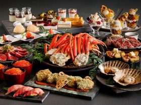 本ずわい蟹食べ放題と道産ブランド肉が集結 厚真町“米愛豚”&北海道産黒毛和牛“e-びーふ”も登場 “戸井の本まぐろ”や札幌発祥“シメパフェ”も楽しめる、冬の豪華ブッフェ開催! 北海道の冬の味覚が勢ぞろい!冬の北海道フェア ~十勝・道央~ オールデイダイニング「コンパス」にて2026年1月10日(土)スタート 横浜ベイシェラトン ホテル&タワーズ 2025年12月19日 14時00分 44件のいいね!がされています 北海道の冬の味覚が勢ぞろい 横浜ベイシェラトン ホテル&タワーズでは、オールデイダイニング「コンパス」(2F)にて、「冬の北海道フェア~十勝・道央~」を2026年1月10日(土)から4月10日(金)まで開催いたします。 本フェアでは、十勝地方と道央エリアに焦点を当て、北海道の豊かな食文化を存分に味わえる、多彩なメニューをご用意しました。新たな食材探求のため、シェフ當間が現地へ出向き、生産者の皆さまと直接触れ合いながら、食材の魅力を丁寧に確かめてまいりました。特にお客様から期待が高いコンパス人気メニューのお肉料理には、注目の北海道産黒毛和牛“e-びーふ”をご用意。100%国産飼料(うち90%以上が北海道産)で育ち、赤身の深い旨みと濃厚な味わいが際立ちます。素材の魅力を最大限に引き出す“タタキ”に仕立て、口いっぱいに豊かな風味をご堪能いただけます。また、今回初登場となる道央・厚真町の“幻のブランド豚” 「米愛豚(まいらぶた)」は、北海道産米「ななつぼし」を食べて育ち、脂身は上品な甘さを帯び、赤身は柔らかく澄んだ味わいが特長です。その魅力を閉じ込めるクルート焼きに仕上げ、外側は香ばしく、中はしっとりとジューシーにご提供いたします。青森県、大間のまぐろと同じ漁場で水揚げされる希少価値の高いブランドまぐろ「戸井 本まぐろ」は、握り寿司でご用意いたします。さらに、厚真町はスーパーフードとして注目されるハスカップの生産量日本一の地でもあります。栄養豊かなハスカップを用いたお料理やデザート、ドリンクも揃え、北海道の恵みを余すところなく楽しめます。締めくくりには、札幌・すすきの発祥の「シメパフェ」をご用意。冬でもアイスを楽しむ北海道の食文化が生んだ一品で、お好みのトッピングで自分だけの一皿に仕上げることができます。そのほか、「本ずわい蟹食べ放題」「大沼牛石焼ステーキ」「勝手丼」、海の幸と大地の恵みを贅沢に味わえる人気メニューも取り揃えました。 オールデイダイニング「コンパス」の洗練された空間で、北海道の自然が育んだ味わいと、生産者たちの想いが息づく美食の数々を、優雅に心ゆくまでご堪能ください。