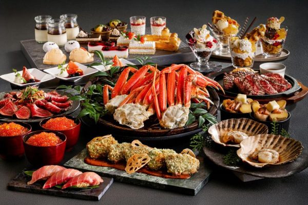 本ずわい蟹食べ放題と道産ブランド肉が集結　厚真町“米愛豚”＆北海道産黒毛和牛“e-びーふ”も登場　“戸井の本まぐろ”や札幌発祥“シメパフェ”も楽しめる、冬の豪華ブッフェ開催！ 北海道の冬の味覚が勢ぞろい！冬の北海道フェア ～十勝・道央～ オールデイダイニング「コンパス」にて2026年1月10日（土）スタート 横浜ベイシェラトン ホテル＆タワーズ 2025年12月19日 14時00分 44件のいいね！がされています 北海道の冬の味覚が勢ぞろい 横浜ベイシェラトン ホテル＆タワーズでは、オールデイダイニング「コンパス」（2F）にて、「冬の北海道フェア～十勝・道央～」を2026年1月10日（土）から4月10日（金）まで開催いたします。 本フェアでは、十勝地方と道央エリアに焦点を当て、北海道の豊かな食文化を存分に味わえる、多彩なメニューをご用意しました。新たな食材探求のため、シェフ當間が現地へ出向き、生産者の皆さまと直接触れ合いながら、食材の魅力を丁寧に確かめてまいりました。特にお客様から期待が高いコンパス人気メニューのお肉料理には、注目の北海道産黒毛和牛“e-びーふ”をご用意。100％国産飼料（うち90％以上が北海道産）で育ち、赤身の深い旨みと濃厚な味わいが際立ちます。素材の魅力を最大限に引き出す“タタキ”に仕立て、口いっぱいに豊かな風味をご堪能いただけます。また、今回初登場となる道央・厚真町の“幻のブランド豚” 「米愛豚（まいらぶた）」は、北海道産米「ななつぼし」を食べて育ち、脂身は上品な甘さを帯び、赤身は柔らかく澄んだ味わいが特長です。その魅力を閉じ込めるクルート焼きに仕上げ、外側は香ばしく、中はしっとりとジューシーにご提供いたします。青森県、大間のまぐろと同じ漁場で水揚げされる希少価値の高いブランドまぐろ「戸井 本まぐろ」は、握り寿司でご用意いたします。さらに、厚真町はスーパーフードとして注目されるハスカップの生産量日本一の地でもあります。栄養豊かなハスカップを用いたお料理やデザート、ドリンクも揃え、北海道の恵みを余すところなく楽しめます。締めくくりには、札幌・すすきの発祥の「シメパフェ」をご用意。冬でもアイスを楽しむ北海道の食文化が生んだ一品で、お好みのトッピングで自分だけの一皿に仕上げることができます。そのほか、「本ずわい蟹食べ放題」「大沼牛石焼ステーキ」「勝手丼」、海の幸と大地の恵みを贅沢に味わえる人気メニューも取り揃えました。 オールデイダイニング「コンパス」の洗練された空間で、北海道の自然が育んだ味わいと、生産者たちの想いが息づく美食の数々を、優雅に心ゆくまでご堪能ください。