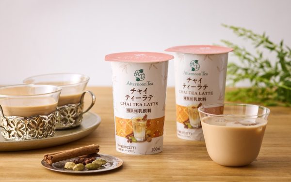 【Afternoon Tea】生乳50%使用！スパイス香る「Afternoon Tea監修チャイ ティーラテ 」を全国のファミリーマートで新発売 全国のファミリーマートで1月20日（火）新発売 アイビーカンパニー株式会社 2026年1月15日 11時00分 11件のいいね！がされています アイビーカンパニー株式会社（本社：東京都渋谷区千駄ヶ谷、代表取締役社長：塚田龍平）が運営する紅茶ブランド『Afternoon Tea』は、株式会社ファミリーマート（本社：東京都港区、代表取締役社長：細見研介）が継続して取り組んでいる5つのキーワードの１つである「『あなた』のうれしい」 の一環として、「Afternoon Tea監修チャイ ティーラテ」 を、2026年1月20日（火）から全国のファミリーマート約16,400店で発売します。 ◆冬にぴったりの「Afternoon Tea監修チャイ ティーラテ」 ファミリーマートでは、2019年からAfternoon Tea監修のスイーツ、パン、フラッペ、飲料などさまざまな商品を発売しており、その中でも、ペットボトル飲料が2021年5月の発売以降、大人気シリーズとなり、累計販売本数3.7億本（※）を突破しています。また、チルドカップ飲料においても、2022年発売の「ティーラテ」、2023年発売の「ティーラテ砂糖不使用」など、紅茶のコクと香りがしっかりと感じられる味わいのチルドカップ飲料としてご好評をいただいています。（※）2025年12月末時点 このたび、Afternoon Tea監修の飲料では初の「チャイ ティーラテ」を発売します。「チャイ」とは、紅茶にミルクとスパイスを加えて煮出した、濃厚で風味豊かなインド発祥のミルクティーです。このたび発売する「チャイ ティーラテ」は、生乳を50%使用し、ジンジャー、カルダモン、クローブ、シナモン、ナツメグ等の本格スパイスを配合することで、飲んだ瞬間にスパイスの香りが広がり、そのあとに、ミルクの甘さ、最後に紅茶のコクを楽しめる仕立てにしました。 【ファミリーマート商品の開発担当者コメント】 Afternoon Tea TEAROOMで、はじめて飲んだチャイの美味しさが忘れられず、ファミリーマートのチルドカップ飲料を通じて、多くの方にその味わいをお届けしたいと思い、商品開発しました。飲んだ時にスパイスの香りの広がり、紅茶とミルクの組み合わせだからこそ生まれるコクを感じる「チャイ ティーラテ」に仕上がりました。これからの季節に楽しみたいチルドカップ飲料です。 全国のファミリーマートで新発売 NEW ■商品名: Afternoon Tea監修チャイ ティーラテ ■価格 ：213円（税込） ■発売日:1月20日（火）　 ■発売地域：全国 ■容量：200ml ■商品説明：生乳50%使用。ジンジャー、カルダモン、クローブ、シナモン、ナツメグ等のスパイスを配合した風味豊かなチャイ ティーラテです ※画像はイメージです。 ※軽減税率対象商品につき、価格はすべて税率8%の税込で表記しております。 ※店舗によって取り扱いのない場合がございます。