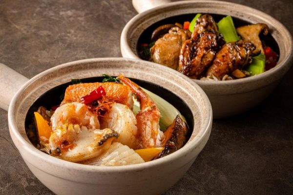 迎春のごちそうとして楽しむアツアツの香港式土鍋ご飯「煲仔飯（ポウチャイファン）」　贅沢海鮮と牡蠣、2種の土鍋ご飯と料理長こだわりの特別コースも登場 1月8日（木）より中国料理「彩龍」にてスタート 横浜ベイシェラトン ホテル＆タワーズ 2026年1月8日 14時00分 33件のいいね！がされています 「海鮮尽くしXO醤土鍋ご飯」と「牡蠣の土鍋ご飯」 横浜ベイシェラトン ホテル＆タワーズでは、中国料理「彩龍」（3F）にて、香港式土鍋ご飯「煲仔飯（ポウチャイファン）」を、1月8日（木）から3月31日（土）まで販売いたします。 香港で培われた技法と味わいを大切にした、香港スタイルの広東料理を楽しめる中国料理「彩龍」。料理長 南 暢が厳選した冬の海鮮や旬の食材を、アツアツの土鍋や陶板でご用意いたします。「煲仔飯（ポウチャイファン）」は、香ばしいおこげ、ふっくらと炊き上げたご飯、そして具材から溢れる豊かな味わいが調和した、お米を楽しむ文化が根付いた香港発祥の広東風土鍋ご飯です。土鍋でじっくり仕上げることで、寒い季節にふさわしい温もりと、旨味が凝縮された美味しさをご堪能いただけます。「海鮮饗宴 冬の土鍋コース」では、海のコラーゲンと白湯スープを丁寧に陶板で煮込み、濃厚なダシとまろやかな風味が際立つ一皿や、コクと柔らかな食感が魅力の山口県産黒鮑の蒸し焼き、葱と生姜の香りが立ち上るタラバ蟹の土鍋炒めなど、冬ならではの逸品が揃います。コースの最後には、鮑、蟹爪、海老、イカ、ホタテ、鮮魚など、選び抜かれた海鮮をふんだんに盛り込み、「彩龍」自家製XO醤で香り高く仕上げた「海鮮尽くしXO醤土鍋ご飯」をお召し上がりいただきます。アラカルトには、「海鮮尽くしXO醤土鍋ご飯」に加え、じっくり焼き目を付けた牡蠣に濃厚なオイスターソースを絡めた「牡蠣の土鍋ご飯」もご用意。熱々の土鍋で仕上げることで、素材が持つ美味しさとおこげの香ばしさをお楽しみいただけます。 料理長 南が素材選びから調理法まで一切妥協せず、心を込めて仕上げた冬季限定メニュー「煲仔飯（ポウチャイファン）」。寒い冬にこそ味わいたい、心も体も温まる贅沢な海鮮の饗宴を、ぜひご堪能ください。