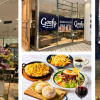 横浜ベイクォーターに出店する新店 goofy coffee＋diner　＜日本初上陸・新業態＞ 業態：カフェ・ダイナー オープン日：2026年3月20日（金） フロア：3階 営業時間：11:00～22:00 株式会社ゼットンが手掛ける新業態として、アメリカ発のカフェ＆ダイナー「goofy coffee＋diner（グーフィー コーヒー ダイナー）」が日本に初上陸します。お一人様からグループ利用にも最適な開放的でリラックスした雰囲気の店内では、チーズリゾットオムライスやフレンチトーストなど、アメリカンダイナーらしい満足感あふれるメニューが登場。店内で揚げる出来立てのマラサダはテイクアウト可能です。夜の時間帯には、アルコールとも相性抜群なグリル料理を堪能できるカジュアルに楽しめるカフェ＆ダイナ―です。