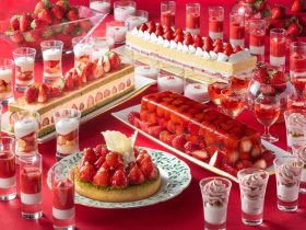 横浜のホテルで味わう春の贅沢なひととき。「いちごジャーニー」4月分予約受付開始！いちごを使った特製メニューを提供 東急ホテルズ 2026年2月27日 11時00分 33件のいいね！がされています いちごジャーニー料理イメージ 横浜ベイホテル東急(横浜市西区みなとみらい・総支配人 八木 進午)では、館内のレストラン・ラウンジにて、この時季ならではの「いちごスイーツ」を、多数ご用意しております。各レストランのシェフのこだわりが光るオリジナルパフェや、期間限定のスイーツやドリンクなど、今しか味わうことのできないメニューの数々を横浜ベイホテル東急でご堪能いただけます。各店舗の商品紹介は下部よりご覧ください。 詳細を見る オールデイダイニング「カフェ トスカ」 毎年大人気のデザートブッフェ「いちごジャーニー」　4月分の予約受付開始！ 人気の約6銘柄のブランドいちごの食べ比べをはじめ、定番スイーツ、目の前で仕上げるアクションコーナーメニューに3、4月は「いちごのティラミス」が登場。 ３月１日（日）１０:００よりいよいよ予約開始！【オンライン限定】