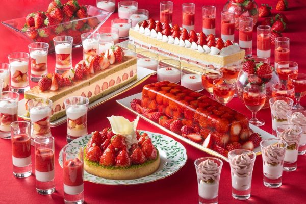 横浜のホテルで味わう春の贅沢なひととき。「いちごジャーニー」4月分予約受付開始！いちごを使った特製メニューを提供 東急ホテルズ 2026年2月27日 11時00分 33件のいいね！がされています いちごジャーニー料理イメージ 横浜ベイホテル東急(横浜市西区みなとみらい・総支配人 八木 進午)では、館内のレストラン・ラウンジにて、この時季ならではの「いちごスイーツ」を、多数ご用意しております。各レストランのシェフのこだわりが光るオリジナルパフェや、期間限定のスイーツやドリンクなど、今しか味わうことのできないメニューの数々を横浜ベイホテル東急でご堪能いただけます。各店舗の商品紹介は下部よりご覧ください。 詳細を見る オールデイダイニング「カフェ トスカ」 毎年大人気のデザートブッフェ「いちごジャーニー」　4月分の予約受付開始！ 人気の約6銘柄のブランドいちごの食べ比べをはじめ、定番スイーツ、目の前で仕上げるアクションコーナーメニューに3、4月は「いちごのティラミス」が登場。 ３月１日（日）１０:００よりいよいよ予約開始！【オンライン限定】