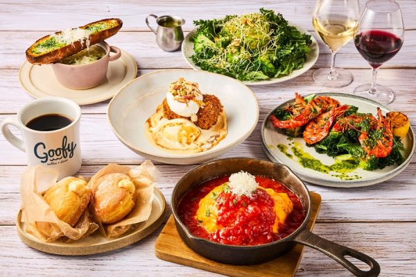 ハワイ発のカフェ&ダイナー「goofy coffee+diner」が日本初上陸!3月20日(金)横浜ベイクォーターにグランドオープン 看板メニューの「クリスピーブリオッシュフレンチトースト」や、店内で揚げる出来立ての「マラサダ」が登場。 株式会社アンドエスティHD 2026年3月5日 11時00分 1111件のいいね!がされています “Play fashion!”をミッションに掲げるアンドエスティHDグループで、飲食事業、公園再生事業などを展開する株式会社ゼットン(本社:東京都渋谷区、代表取締役社長:菊地大輔)は、ハワイ発のカフェ&ダイナー『goofy coffee+diner(グーフィー コーヒー ダイナー)』を、2026年3月20日(金)、横浜ベイクォーターにグランドオープンいたします。 昼のお食事からふらっと立ち寄るカフェ使い、グリル料理やアルコールを楽しむ夜のひとときまで。横浜のウォーターフロントで、さまざまなシーンに寄り添うカフェダイナーです。店内で揚げる出来立てのマラサダは、テイクアウトして楽しめる注目の一品。同グループのスタイルエディトリアルブランド「niko and ...」に隣接しており、スタッフは「niko and ...」とコラボレーションしたエプロンをユニフォームとして着用します。 【店舗情報】