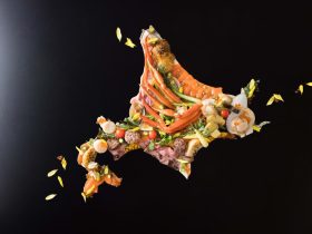 毎年大人気の北海道の食材を取り入れたディナーブッフェ「こだわり食材～北海道～」を横浜ベイホテル東急にて3月27日より開催！ 東急ホテルズ 2026年2月2日 14時00分 55件のいいね！がされています 北海道の食材をふんだんに使ったブッフェメニュー 横浜ベイホテル東急（横浜市西区みなとみらい・総支配人 八木 進午）2階、オールデイダイニング「カフェ トスカ」では、毎年人気の北海道食材を取り入れたディナーブッフェ「こだわり食材～北海道～」を、2026年3月27日（金）～7月1日（水）の期間限定で開催いたします。 「カフェ トスカ」は、食の宝庫である日本各地の食材を使ったフェアを2006年より続けてまいりました。シェフ自ら、全国各地の生産現場を訪問し、目で確かめ、生産者や協同組合の皆さんの想いを体感し食材を厳選。その地域独自の「本物」で「おいしい」食材だけでなく、食文化にも着目したご当地メニューなどを意識したプロモーションも見どころの１つです。 詳細を見る 一本アスパラガスとベーコン・ポテトのチーズソース掛け 鮭のソテー 竹中ファームのポロねぎクリームソース 中でも毎年大人気の北海道フェアは、今年で9回目。今回も北海道ならではの食材やメニューを取り揃えました。スペシャルディッシュとして、貝の旨みを閉じ込めた滑らかなフランは、土・日・祝日限定で提供いたします。ほかにも、お客さまの目の前で調理するアクションコーナーでは、人気メニュー「ジューシーに焼き上げたローストビーフ」はもちろん、「マグロといくらのプチどんぶり」もご用意いたします。北海道の魅力はこれだけではありません。アスパラガスやベーコンなど様々なこだわり食材が生産者の皆さんから届きます。 20年目を迎える「カフェ トスカ」のディナーフェア。生産者の皆さんの想いをのせた北海道のおいしさがたくさん詰まったブッフェメニューを、開放的なアーバンリゾートを体感できるくつろぎの空間でご堪能ください。